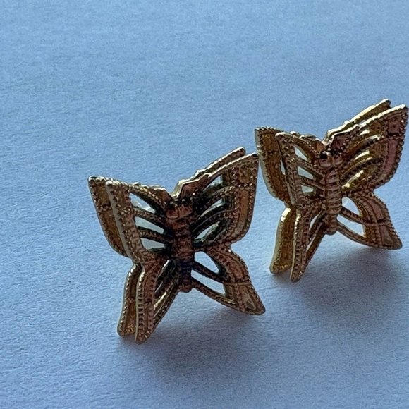 Gold tone intricate Butterfly design Earrings NWOT - Picture 5 of 8